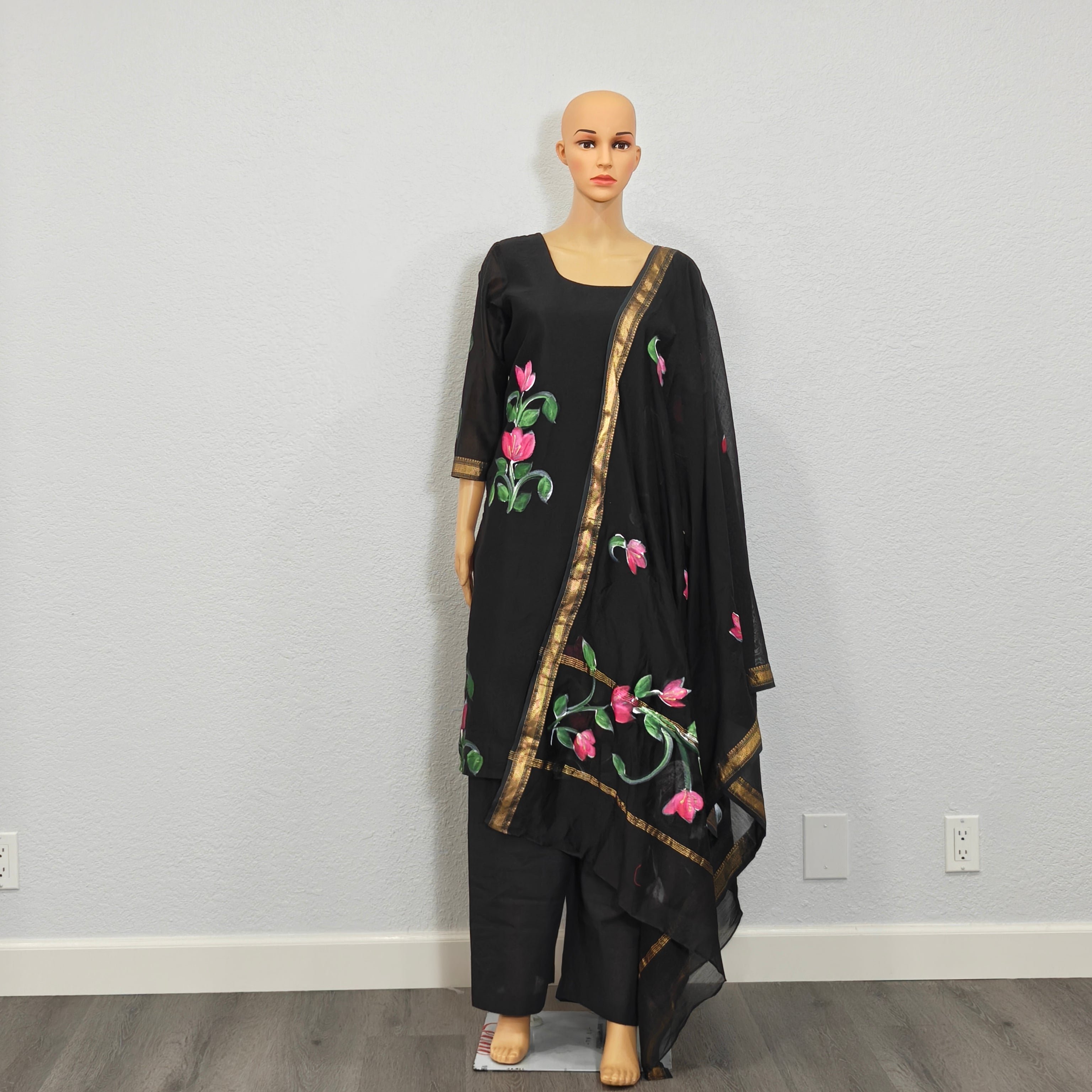 Kurta set with dupatta (Black Floral Kurta Set with Dupatta)