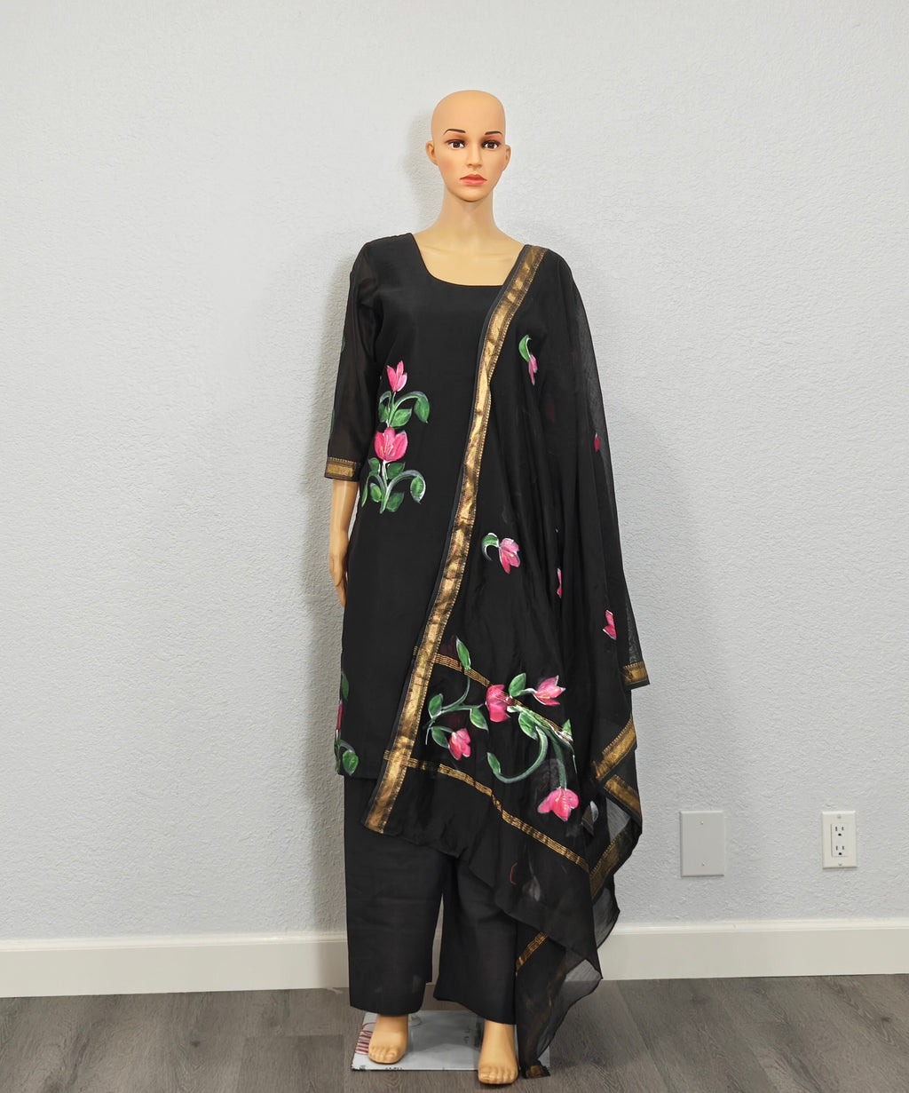 Kurta set with dupatta (Black Floral Kurta Set with Dupatta)