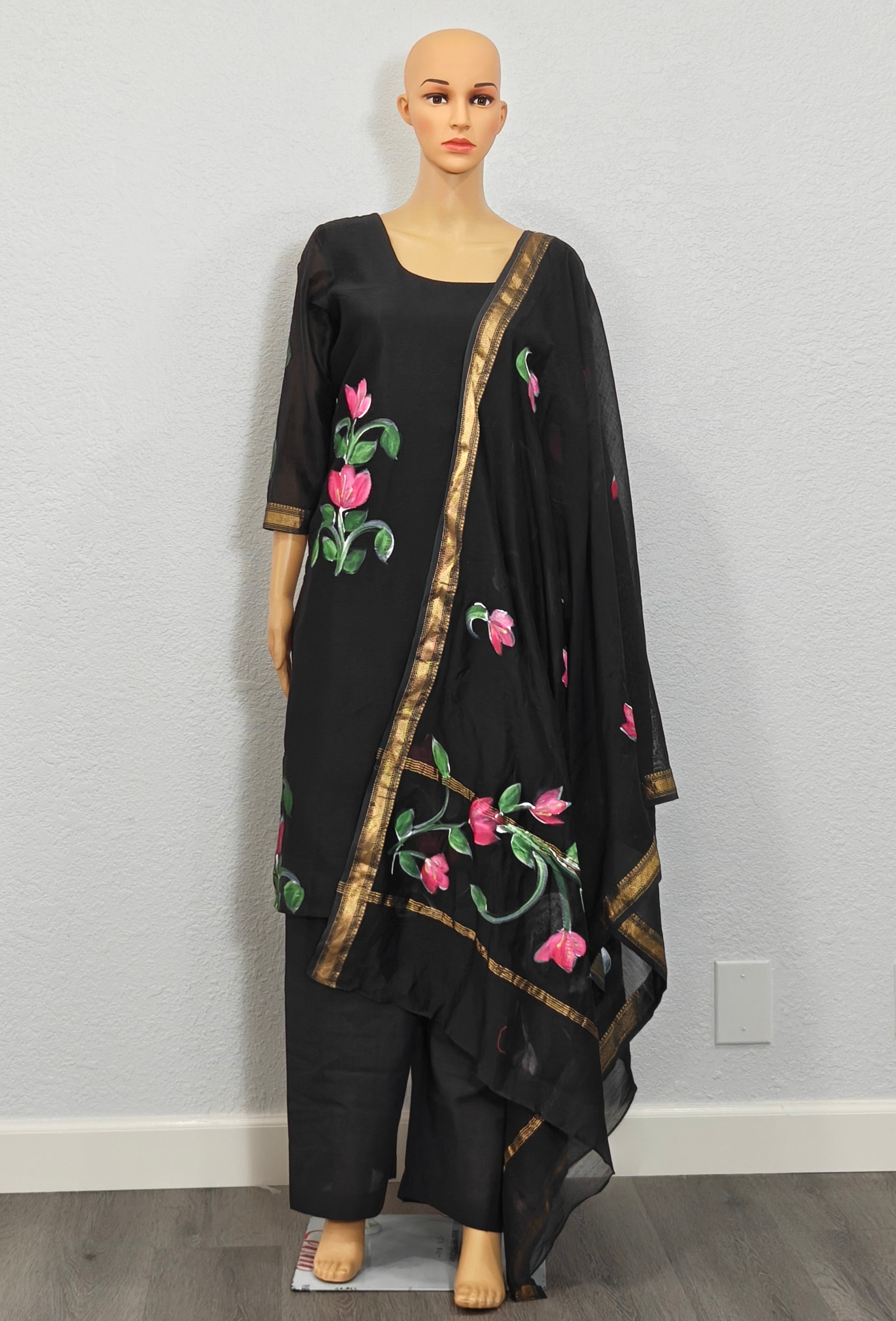 Kurta set with dupatta (Black Floral Kurta Set with Dupatta)