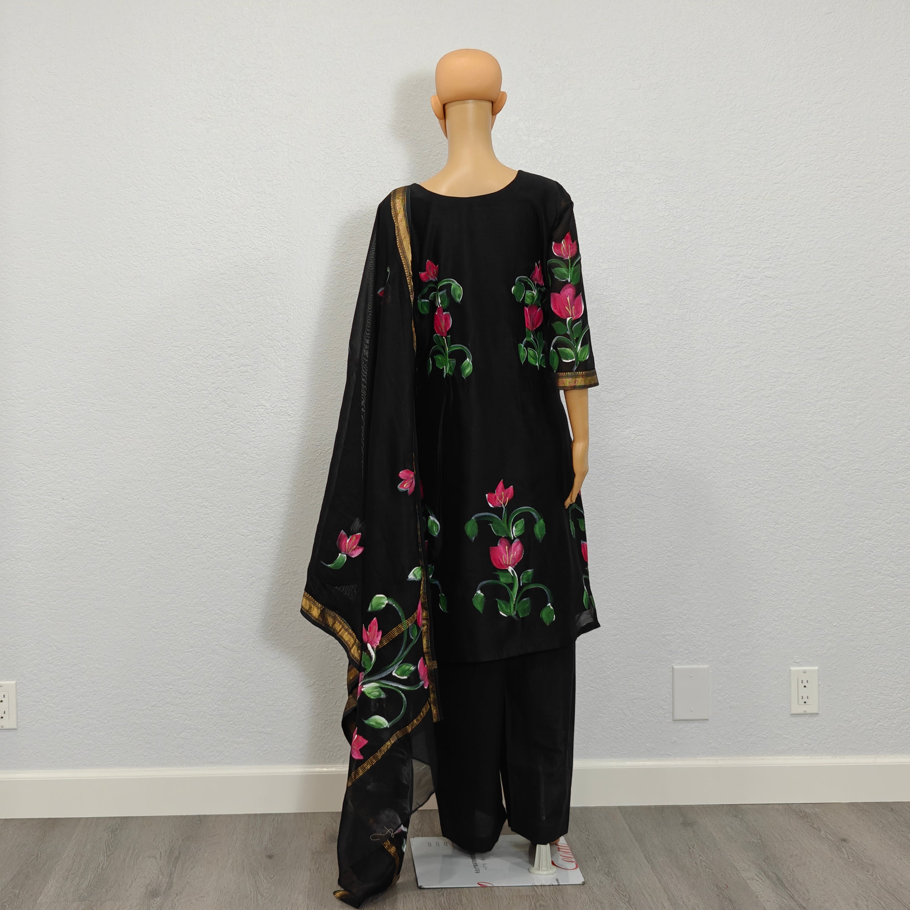 Kurta set with dupatta (Black Floral Kurta Set with Dupatta)