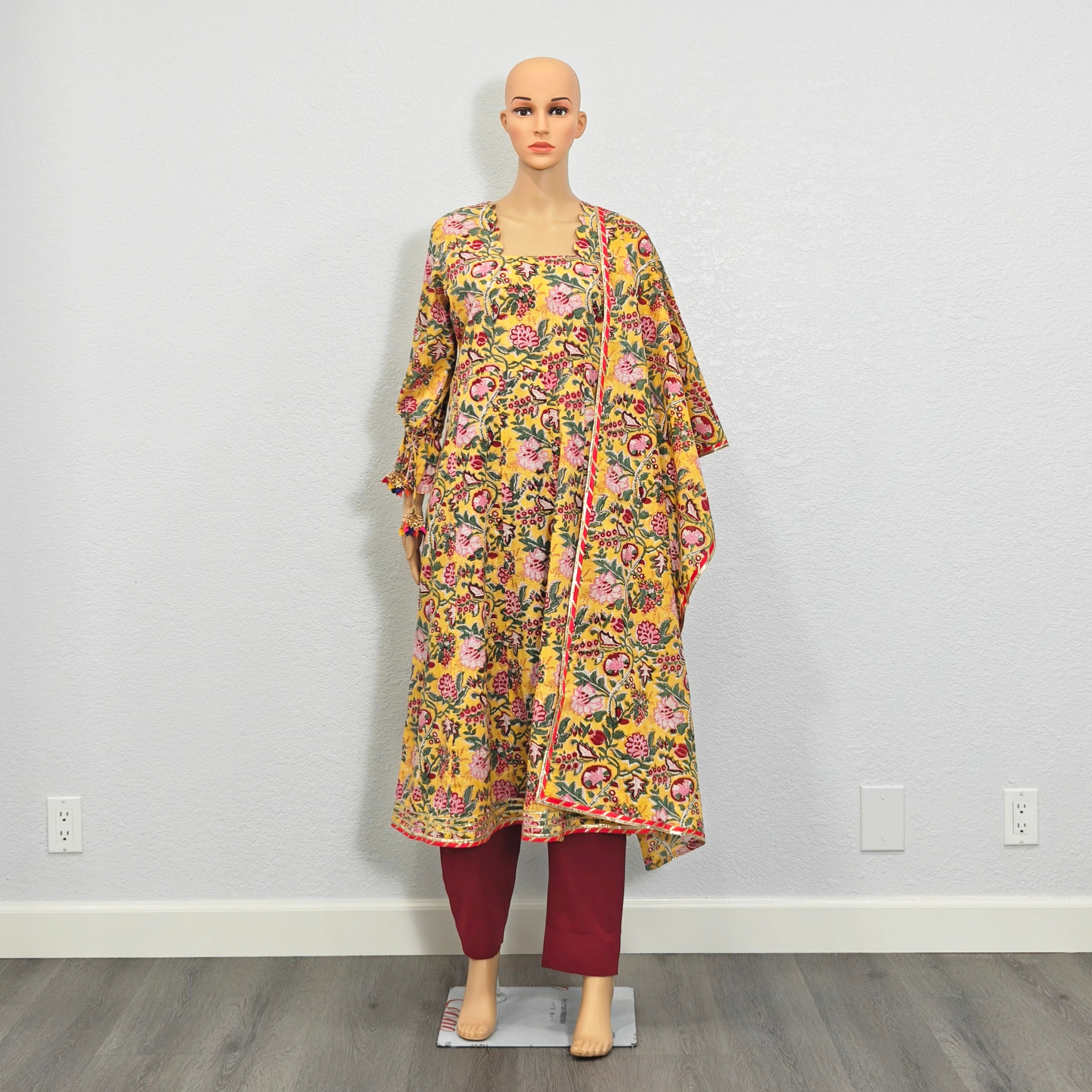 Kurta set with Dupatta (Yellow Floral Printed Kurta Set with Dupatta)