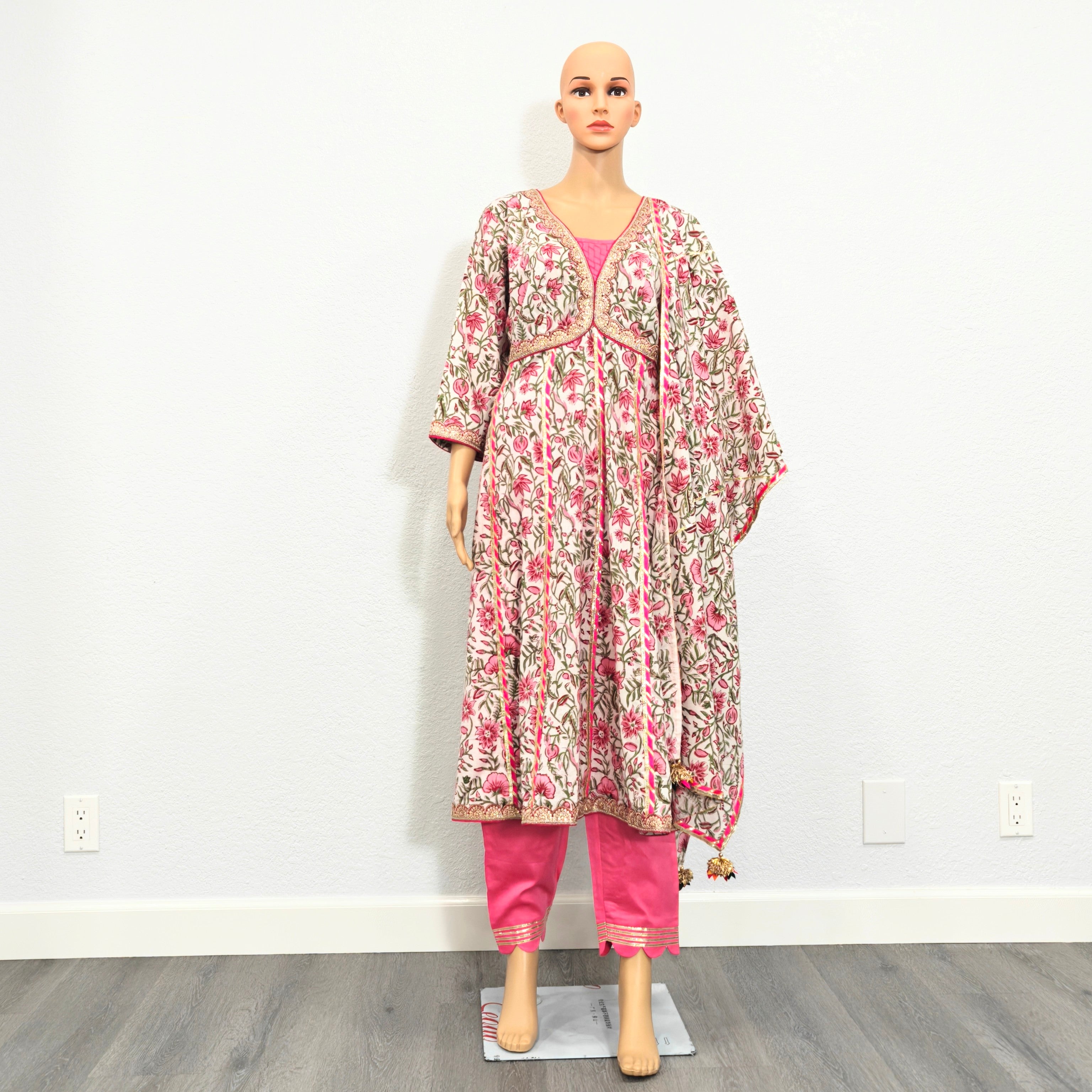 Kurta set with Dupatta (Pink Floral Printed Kurta Set with Dupatta)