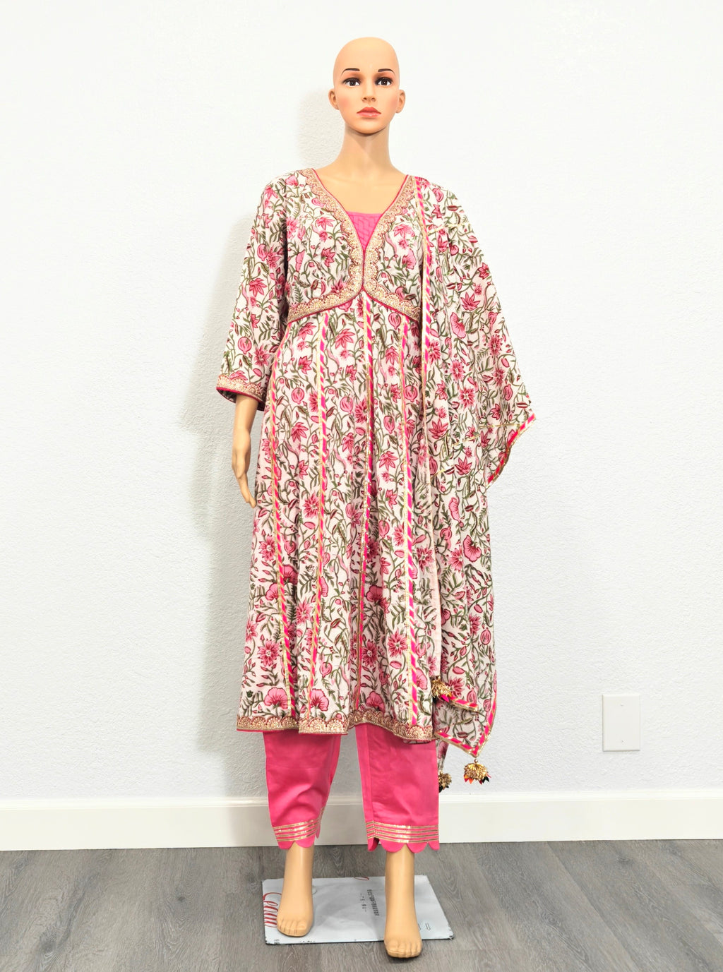 Kurta set with Dupatta (Pink Floral Printed Kurta Set with Dupatta)