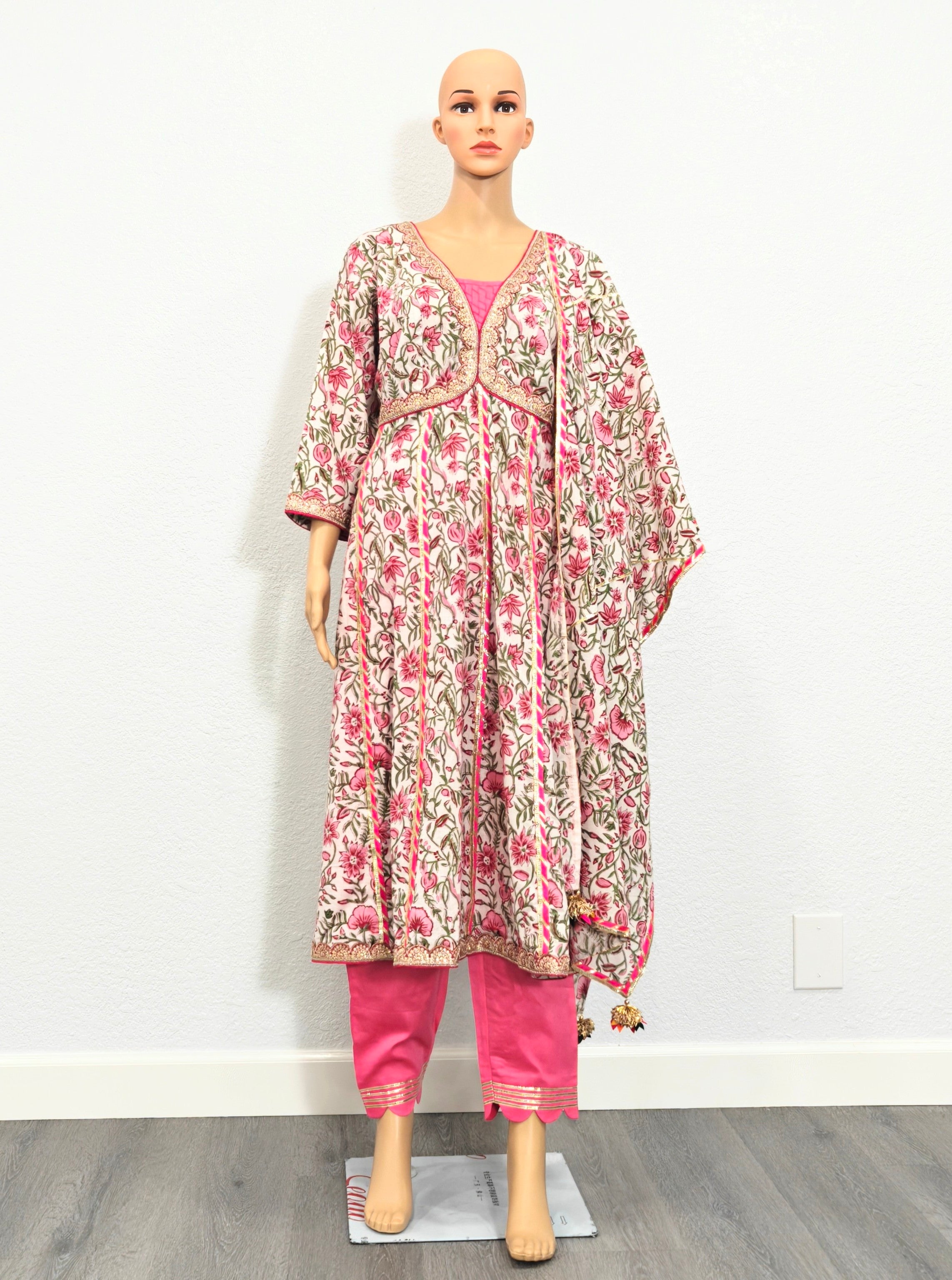 Kurta set with Dupatta (Pink Floral Printed Kurta Set with Dupatta)