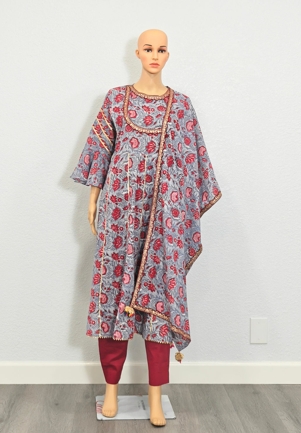 Kurta set with Dupatta (Grey & Maroon Printed Kurta Set with Dupatta)