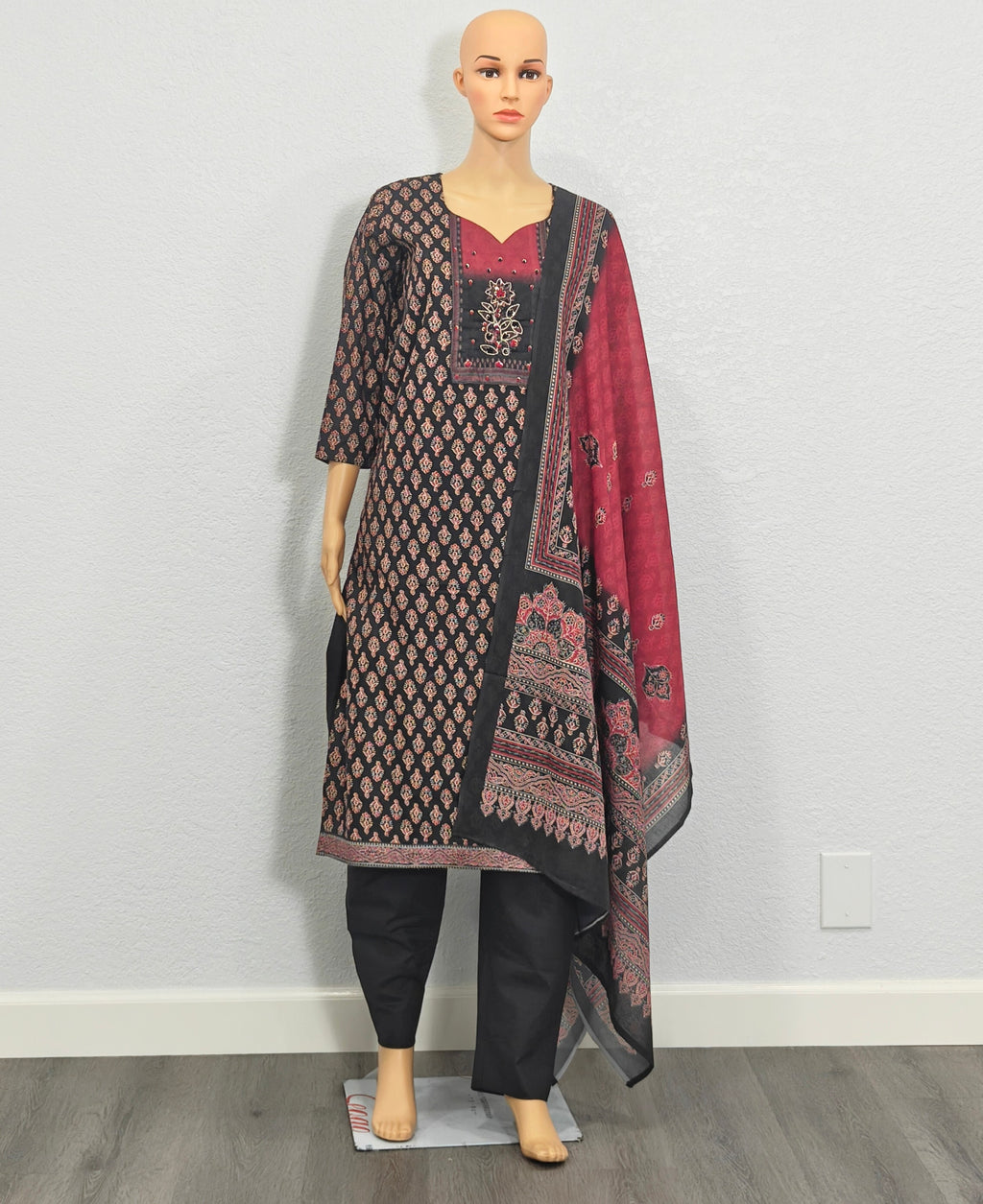 Kurta set with Dupatta (Black & Maroon Printed Kurta Set with Dupatta)
