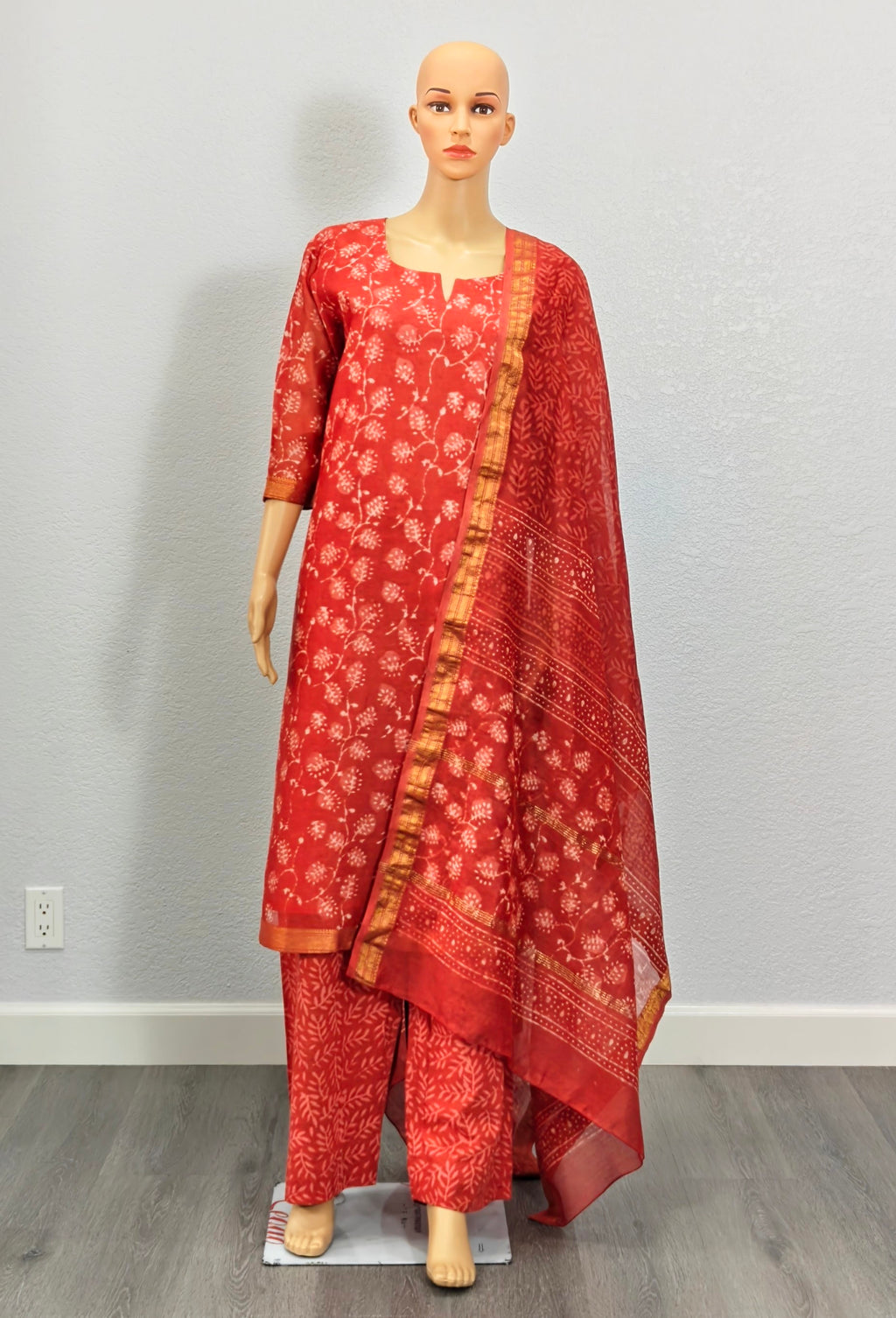 Kurta set with Dupatta (Red Printed Kurta Set with Dupatta)
