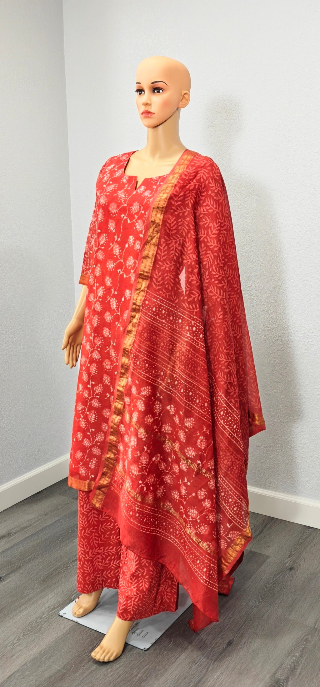 Kurta set with Dupatta (Red Printed Kurta Set with Dupatta)