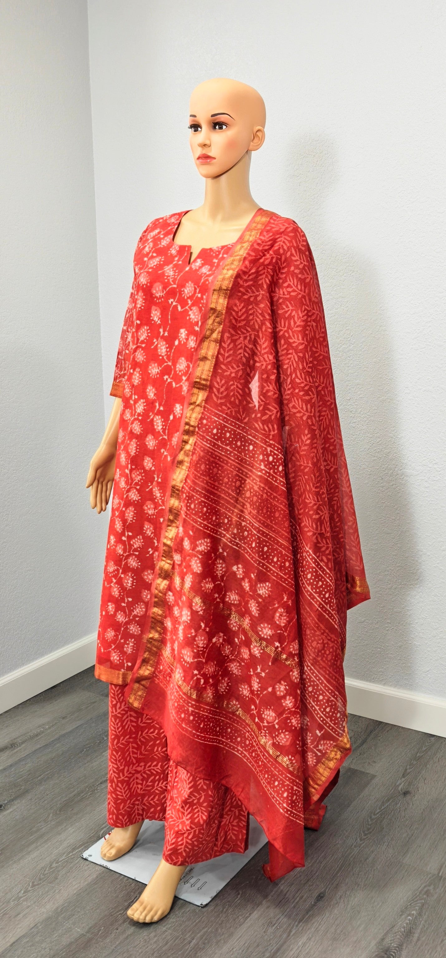 Kurta set with Dupatta (Red Printed Kurta Set with Dupatta)