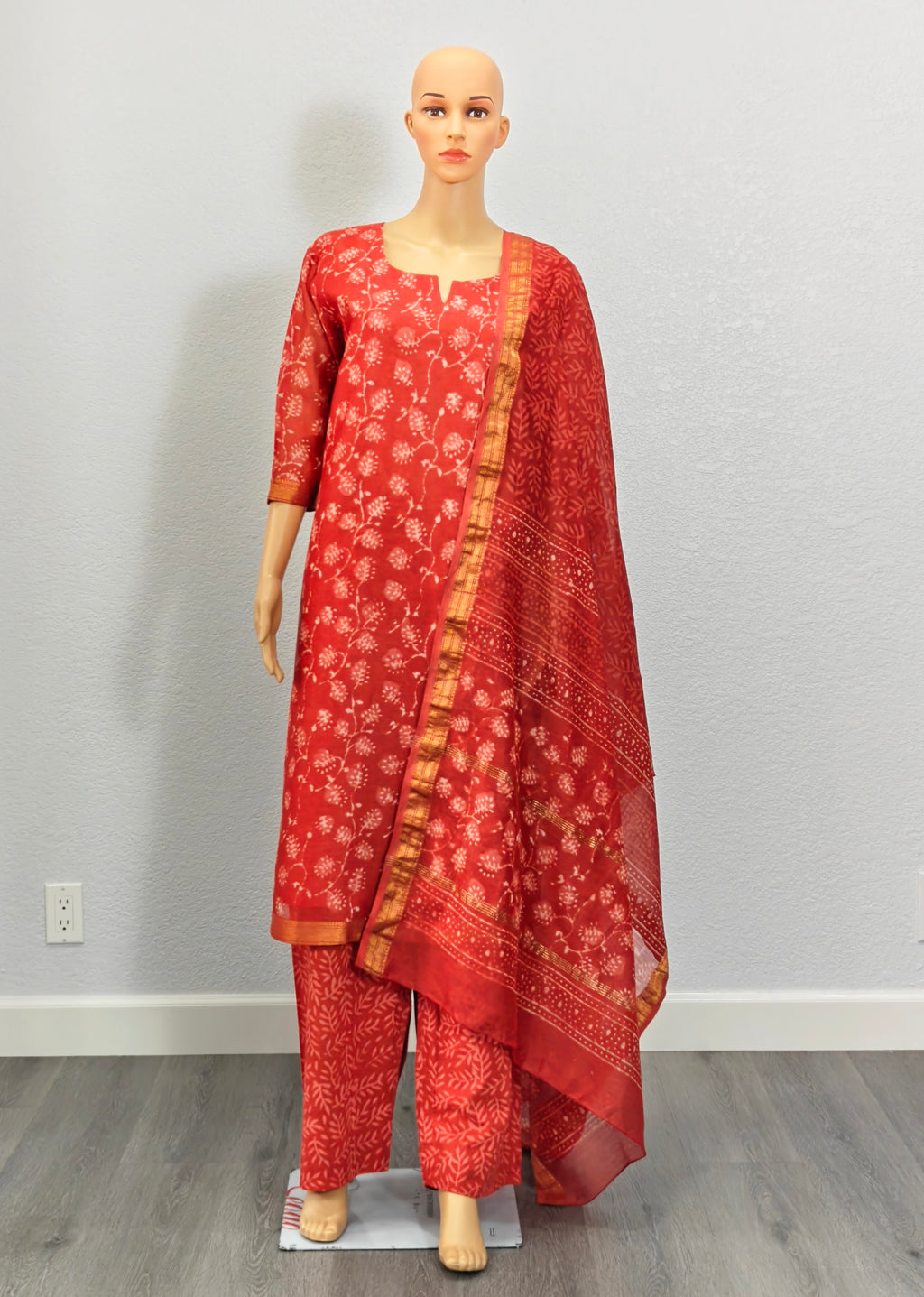 Kurta set with Dupatta (Red Printed Kurta Set with Dupatta)